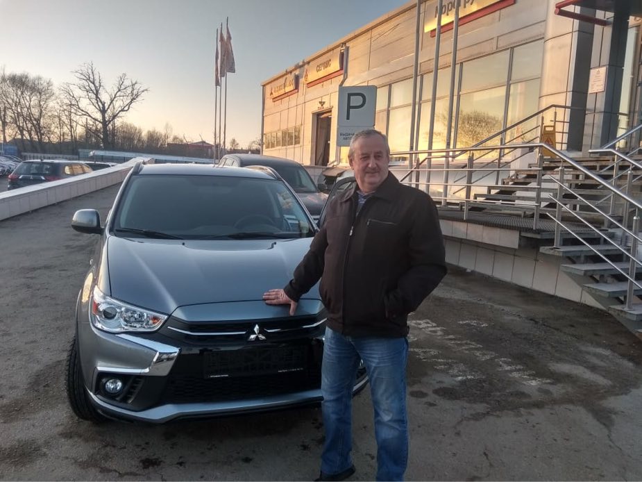 Счастливые обладатели нового Mitsubishi!