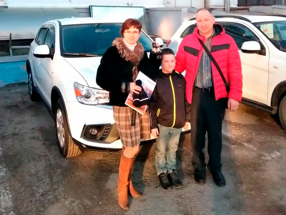 Счастливые обладатели нового Mitsubishi!